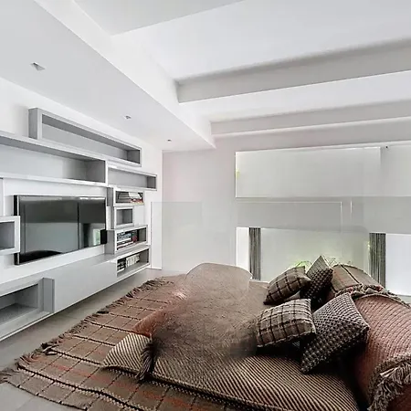 Rue Danton - Champ De Paris Bed and Breakfast 4*